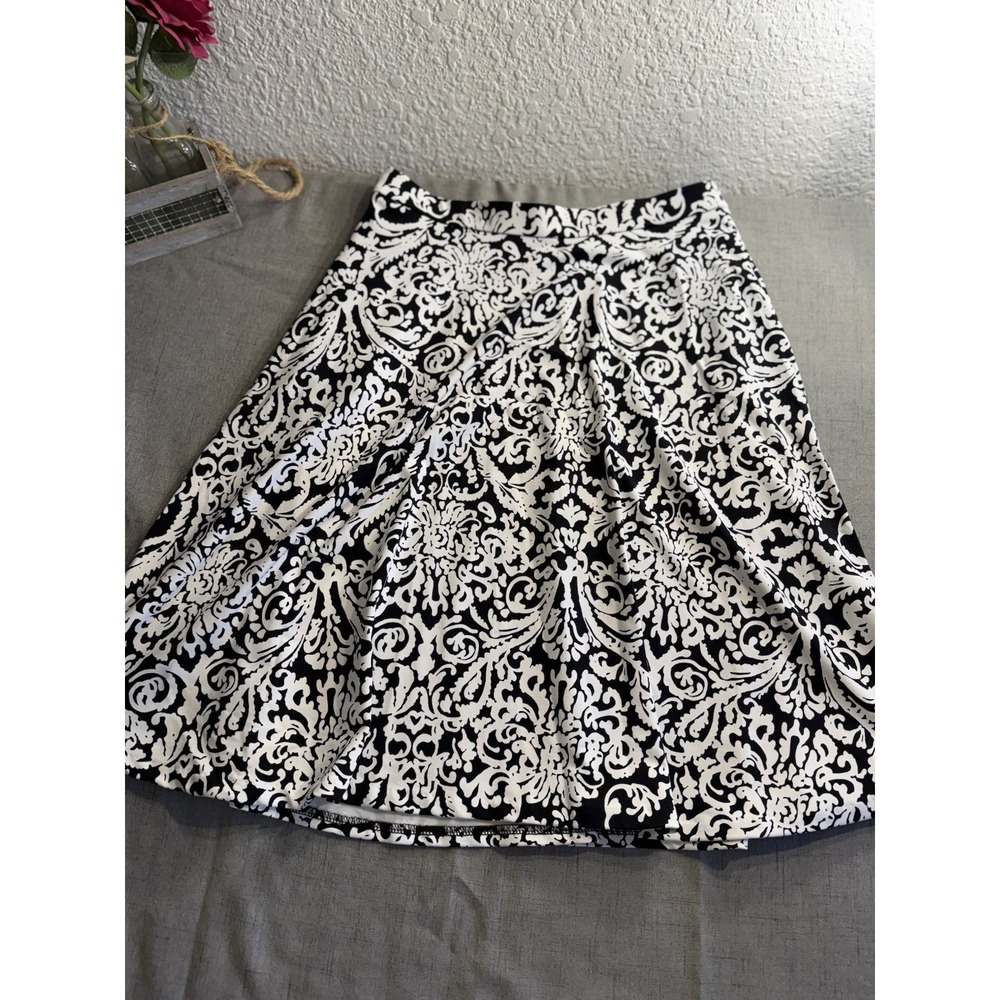 Adrienne Vittadini Black & White Damask Floral A Line Skirt, Size M.‎ Easy On.